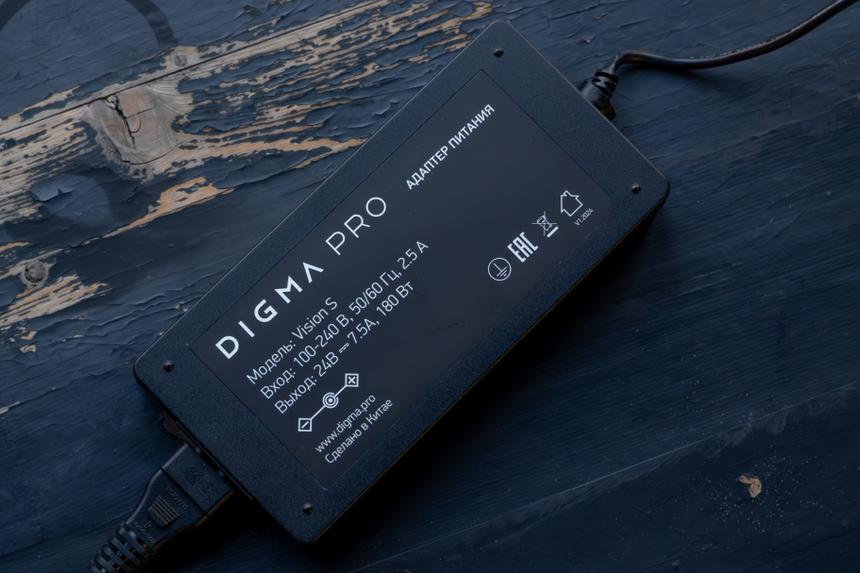 Блок питания огромный, как у флагманских игровых ноутов. Потому что он не только даёт питание монитору, но и отстёгивает до 65 Вт по USB-C, если подключить к монитору ноутбук/смартфон