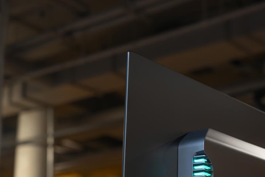 Вот настолько тонкий. Но это потому, что всё «железо» гнездится в выступающем сзади пластиковом коробе, который тоже на этой фотке видно