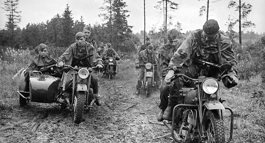 Советские мотоциклисты в маскхалатах, тактики применения были успешно заимствованы у противника и применялись против него же