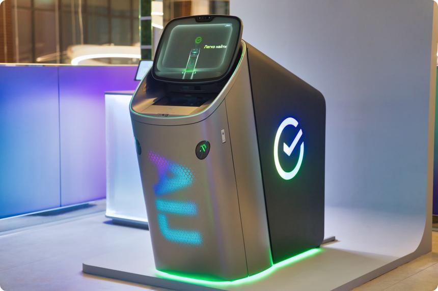 Сбер представил банкомат с двумя экранами, ИИ-помощником и оценкой здоровья