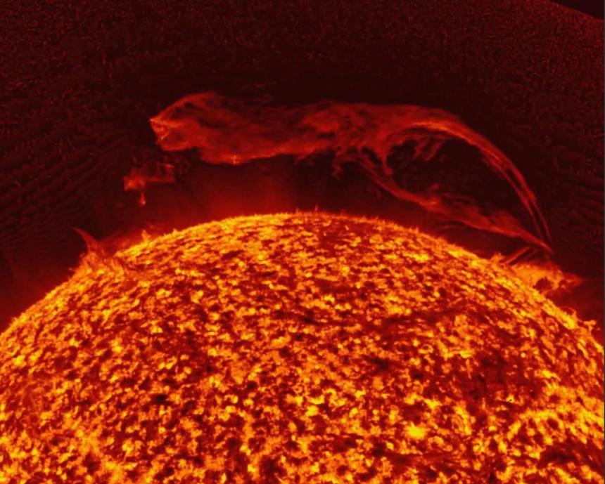 От Солнца отделился «царь-протуберанец», который в 80 раз больше Земли