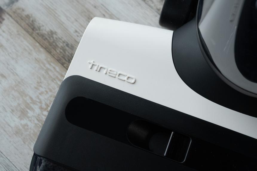 Этот пылесос одновременно всасывает мусор и моет пол. И показывает, где грязь