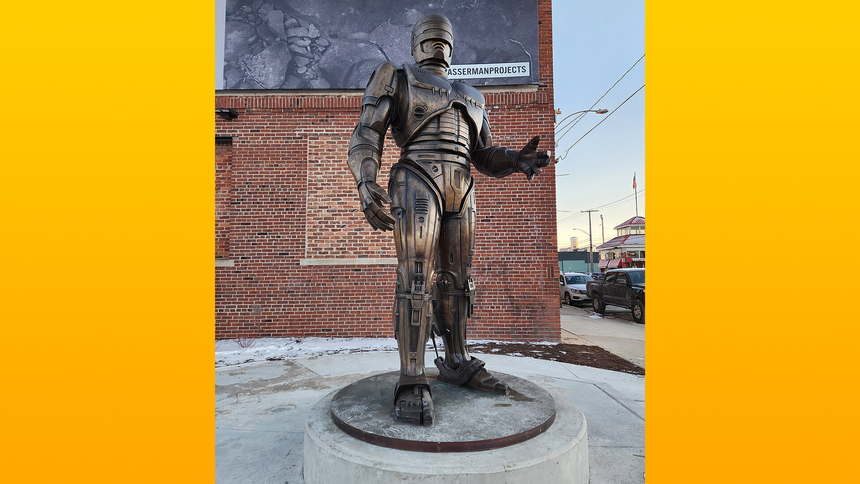 В Детройте установили трехметровую бронзовую статую Робокопа