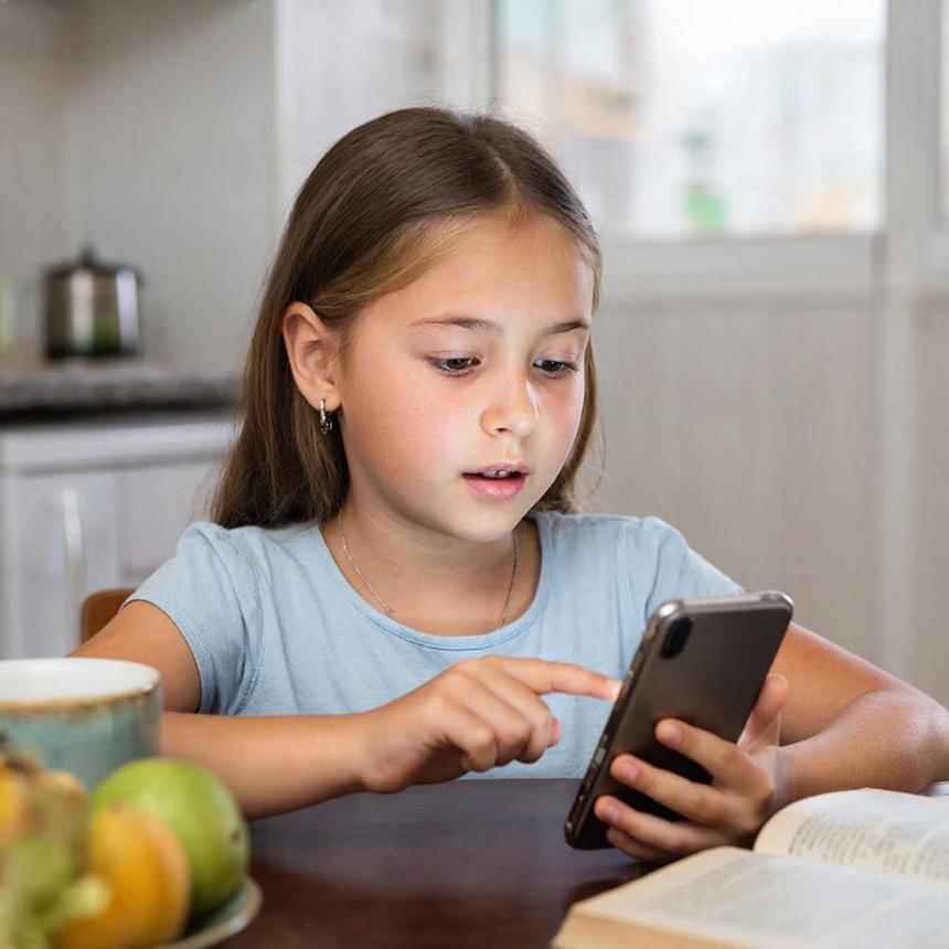 Доказано: из-за смартфонов у детей развиваются депрессия и ожирение