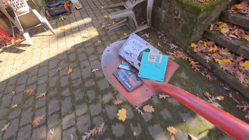 SSD и HDD закопали в землю и проверили работоспособность спустя год