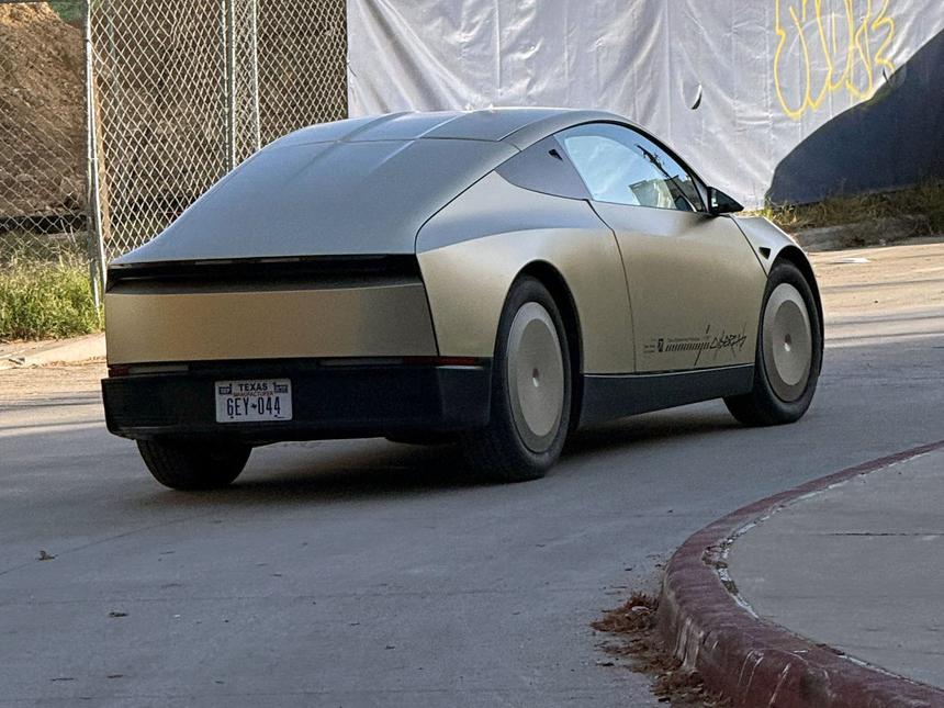 Беспилотное такси Tesla Cybercab без руля впервые заметили на дорогах