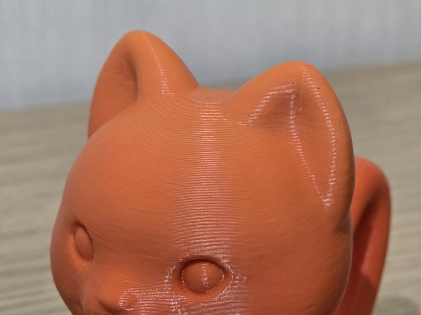 Хорошо заметны слои на этом распечатанном котёнке (здесь высота слоя 0,2 мм)