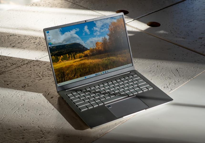 Дисплей не ультра-яркий (но выше среднего), зато супер-матовый, поэтому даже против солнца не «слепнет»