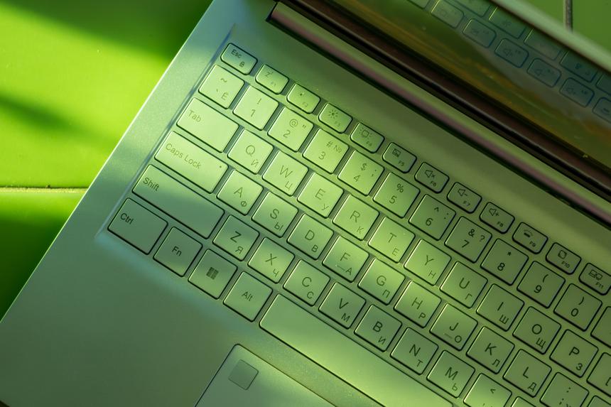 Сканер отпечатков в верхнем левом углу тачпада и работает хорошо, и удобно расположен