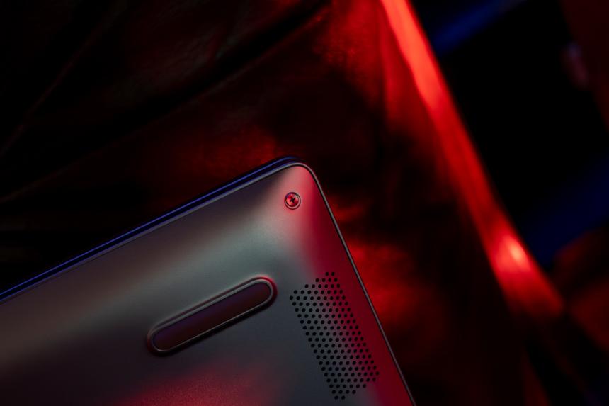 Кайфую, когда ноутбуки можно разбирать без дeбильных шлицов Torx, простой дедовской крестовой отвёрткой