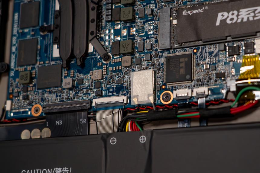 Wi-Fi модуль распаян, но с такими антеннами, даже если впаяете Wi-Fi 7 сюда, он будет по-прежнему выжимать 435 Мбит/с максимум