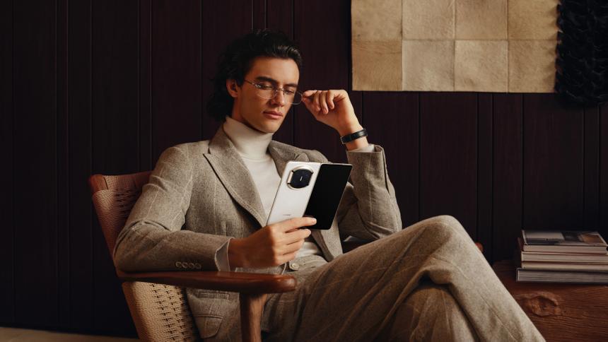 Складной смартфон с очень качественной камерой HUAWEI Mate X7 поступил в продажу в М.Видео