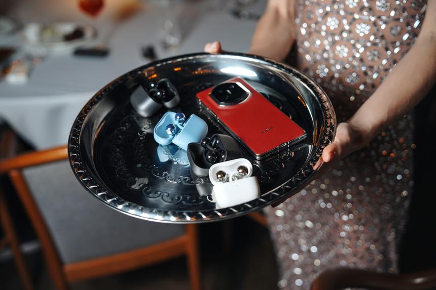 Складной смартфон с очень качественной камерой HUAWEI Mate X7 поступил в продажу в М.Видео