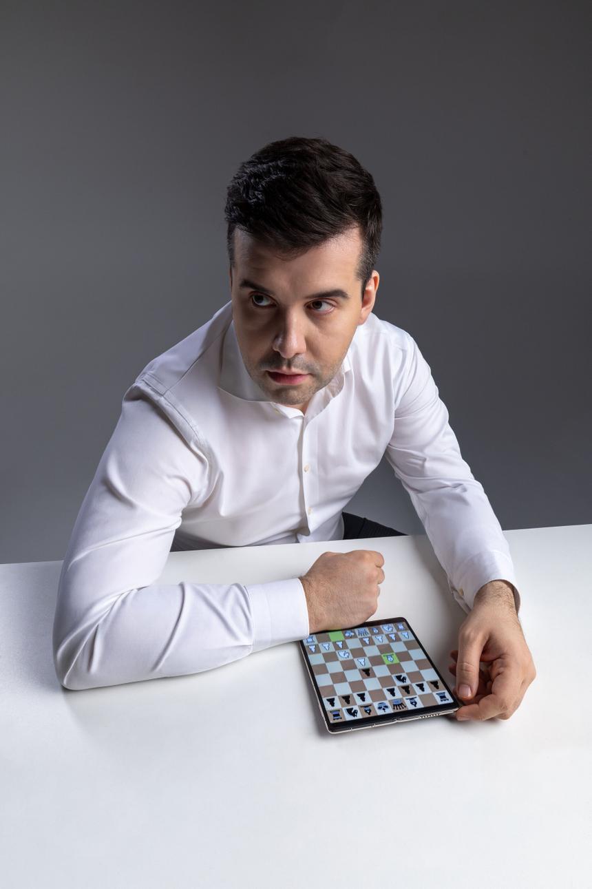 Гроссмейстер Непомнящий сыграет сразу с 15 любителями в Москве на смартфонах HUAWEI Mate X7