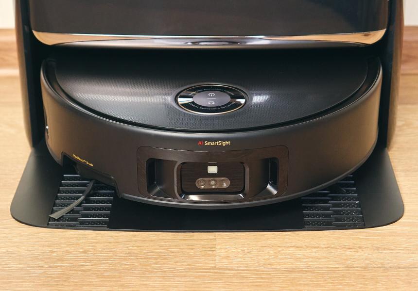 Этот робот-пылесос умеет перелезать через пороги и нырять под низкую мебель