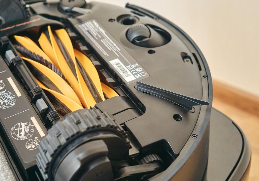 Этот робот-пылесос умеет перелезать через пороги и нырять под низкую мебель