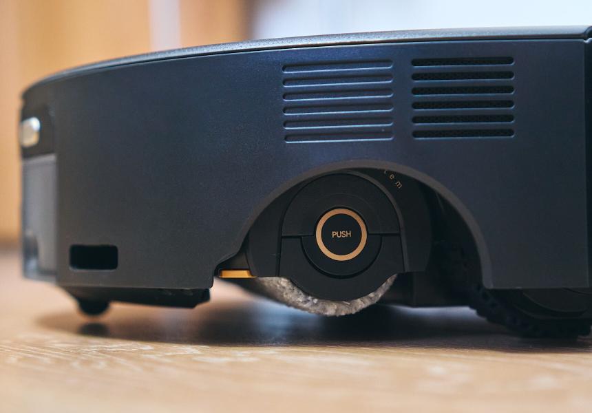 Этот робот-пылесос умеет перелезать через пороги и нырять под низкую мебель