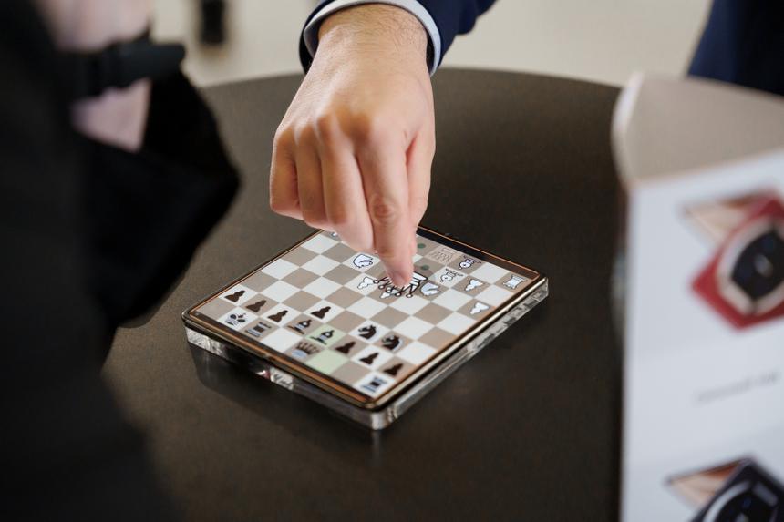 Гроссмейстер Непомнящий победил сразу 15 человек, играя на складном HUAWEI Mate X7