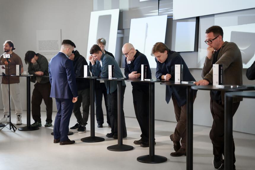 Гроссмейстер Непомнящий победил сразу 15 человек, играя на складном HUAWEI Mate X7