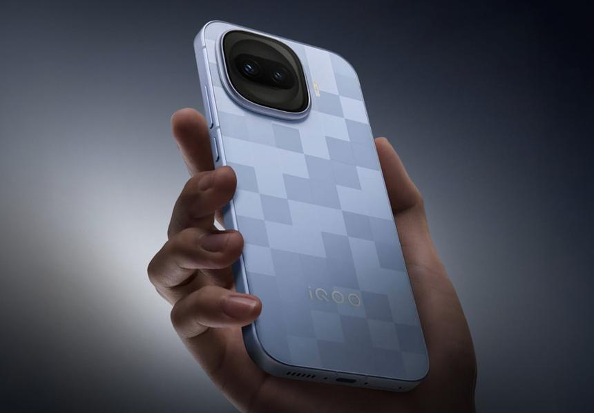 Мал, да удал: в России стартовали продажи компактного субфлагмана iQOO 15R