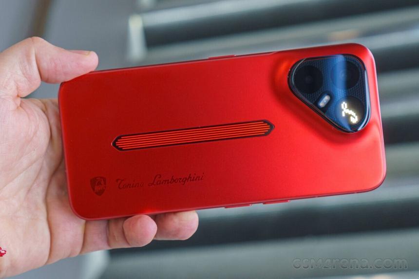 Цельнометаллический смартфон Tecno Pova Metal Tonino Lamborghini Edition показали вживую