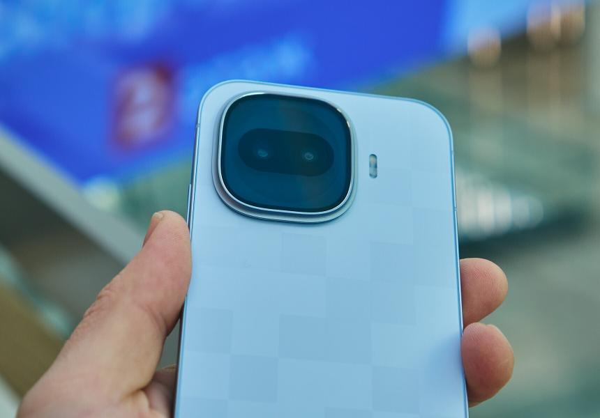 Флагманская производительность, шикарная автономность, адекватная цена — всё это в одном смартфоне