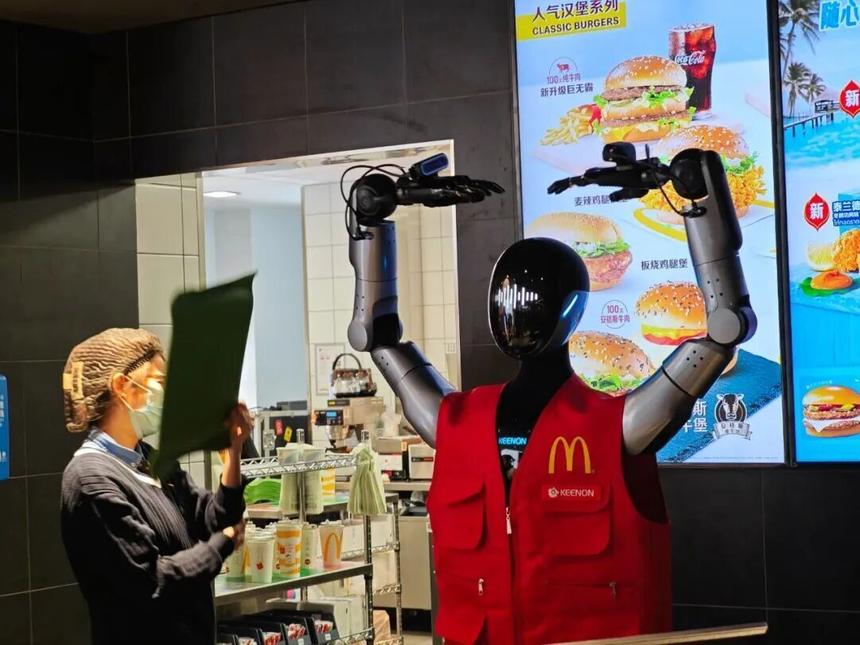 Роботы-гуманоиды вышли на работу в китайский McDonald’s