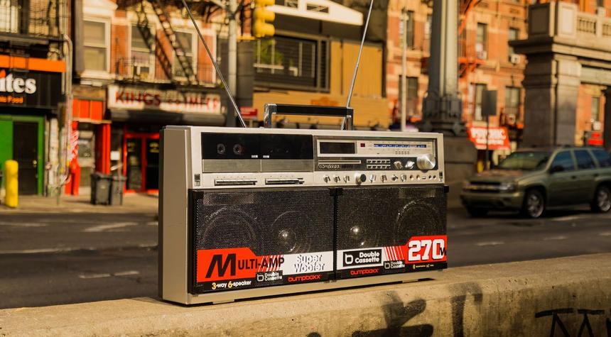 Для любителей ретро: представлен BB-777 — бумбокс в стиле 80-х с Bluetooth