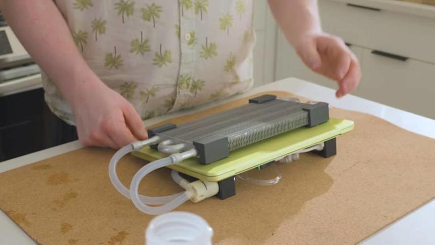 Энтузиаст оснастил самый дешевый MacBook Neo водяным охлаждением