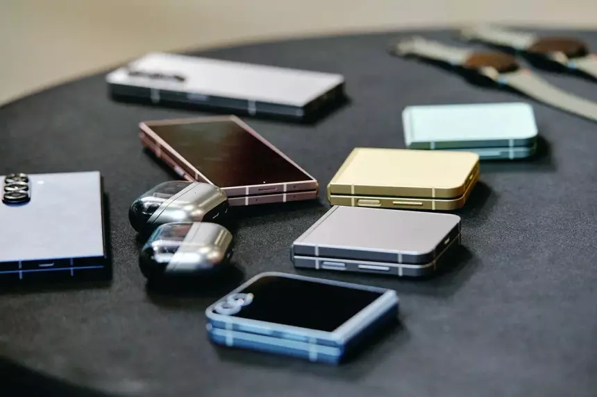 Складные смартфоны в России стали покупать на треть чаще