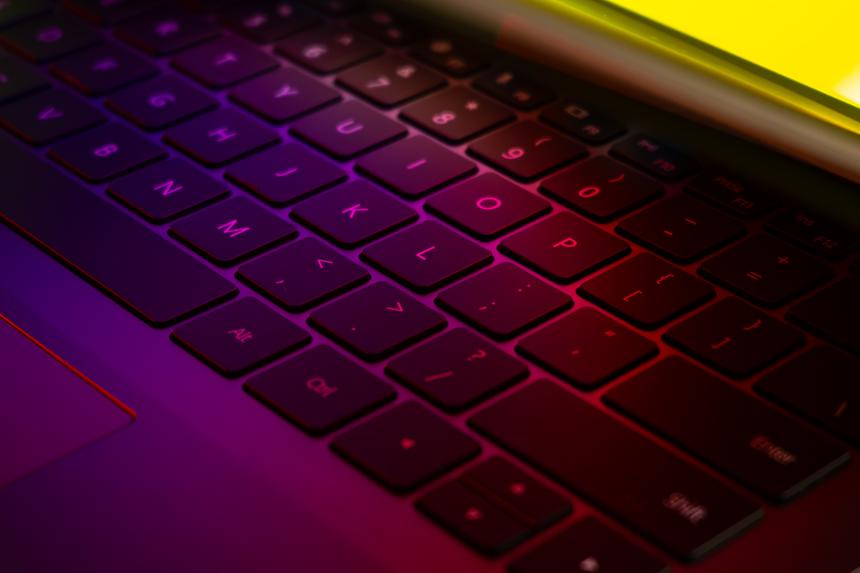 В меру тяжёлый, мощный и с кучей портов: тестируем очень необычный ультрабук HUAWEI