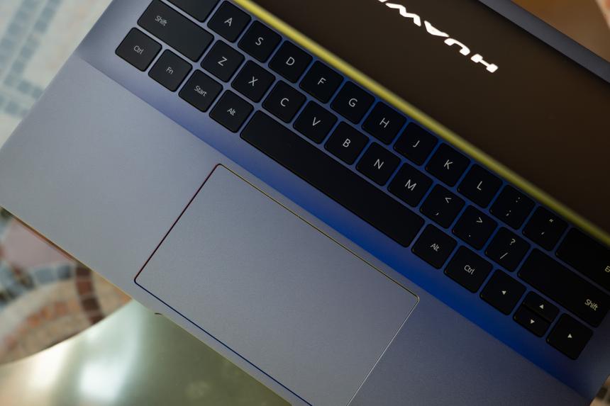 В меру тяжёлый, мощный и с кучей портов: тестируем очень необычный ультрабук HUAWEI