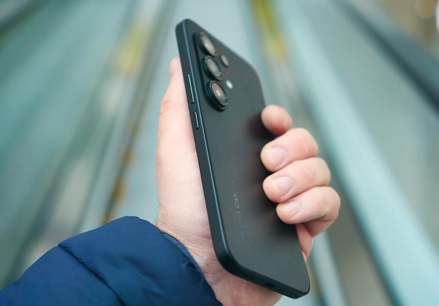 Tecno Camon 50 — неприметный телефон с влагозащитой, ИИ-помощником и мощным аккумулятором