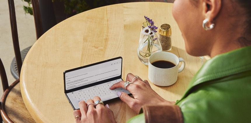 Motorola представила новые складные смартфоны Razr: теперь есть и «книжный» формат