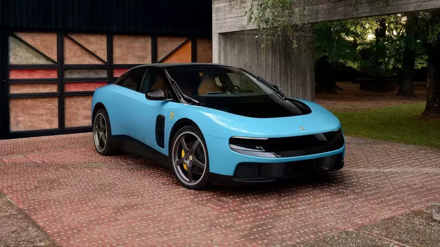 OLED Samsung, дизайн Джони Айва: Ferrari показала свой первый электрокар Luce
