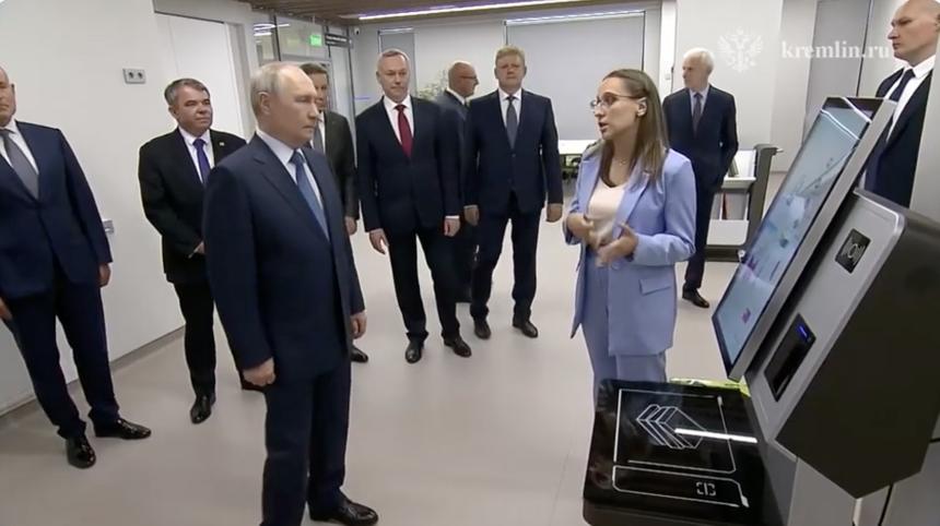 Путину показали систему возврата книг в НГУ