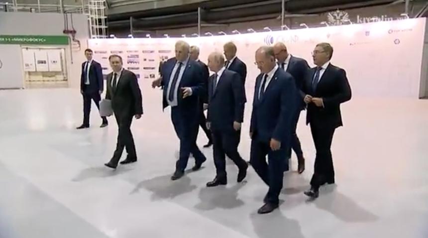 Путин осмотрел новосибирский центр СКИФ