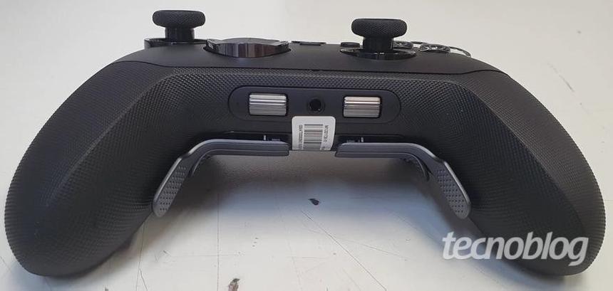 В сеть утекли фото геймпада Xbox Elite 3 с небольшим экраном на корпусе