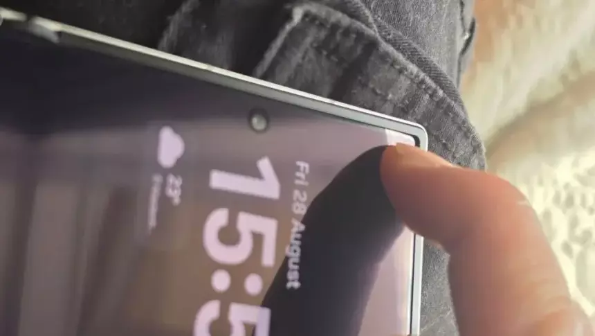 Владелец Samsung Galaxy Z Fold 8 пожаловался, что углы экрана продавливаются внутрь
