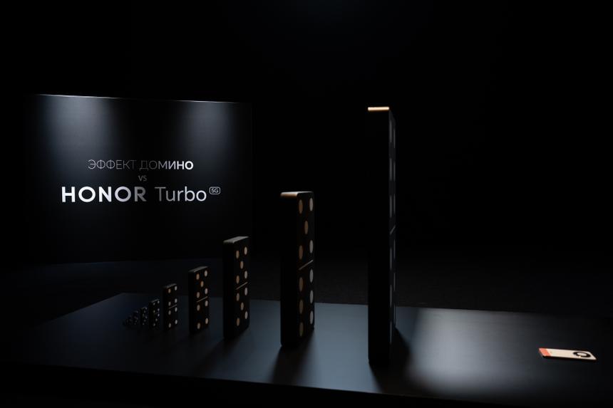 Домино весом 1 грамм обрушило на HONOR Turbo 22-килограммовую «доминошку»