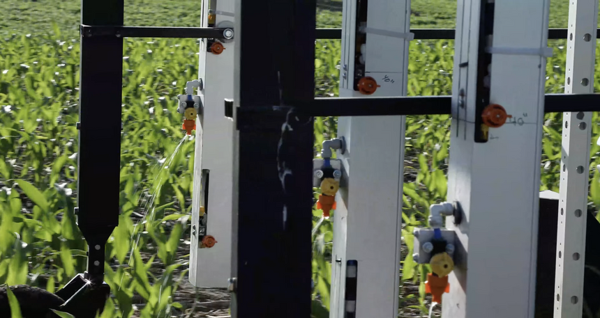 Представлен робот-фермер, сканирующий и уничтожающий сорняки на полях